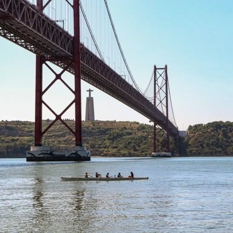 Students rowing on the River Tagus