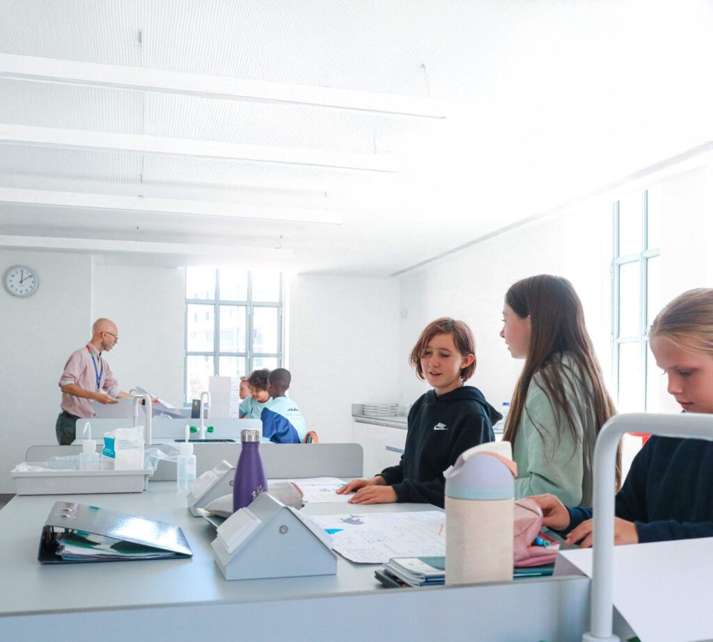 Science lesson in a Lisboan laboratory