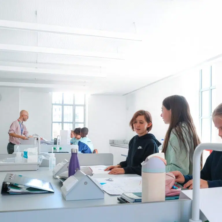 Science lesson in a Lisboan laboratory